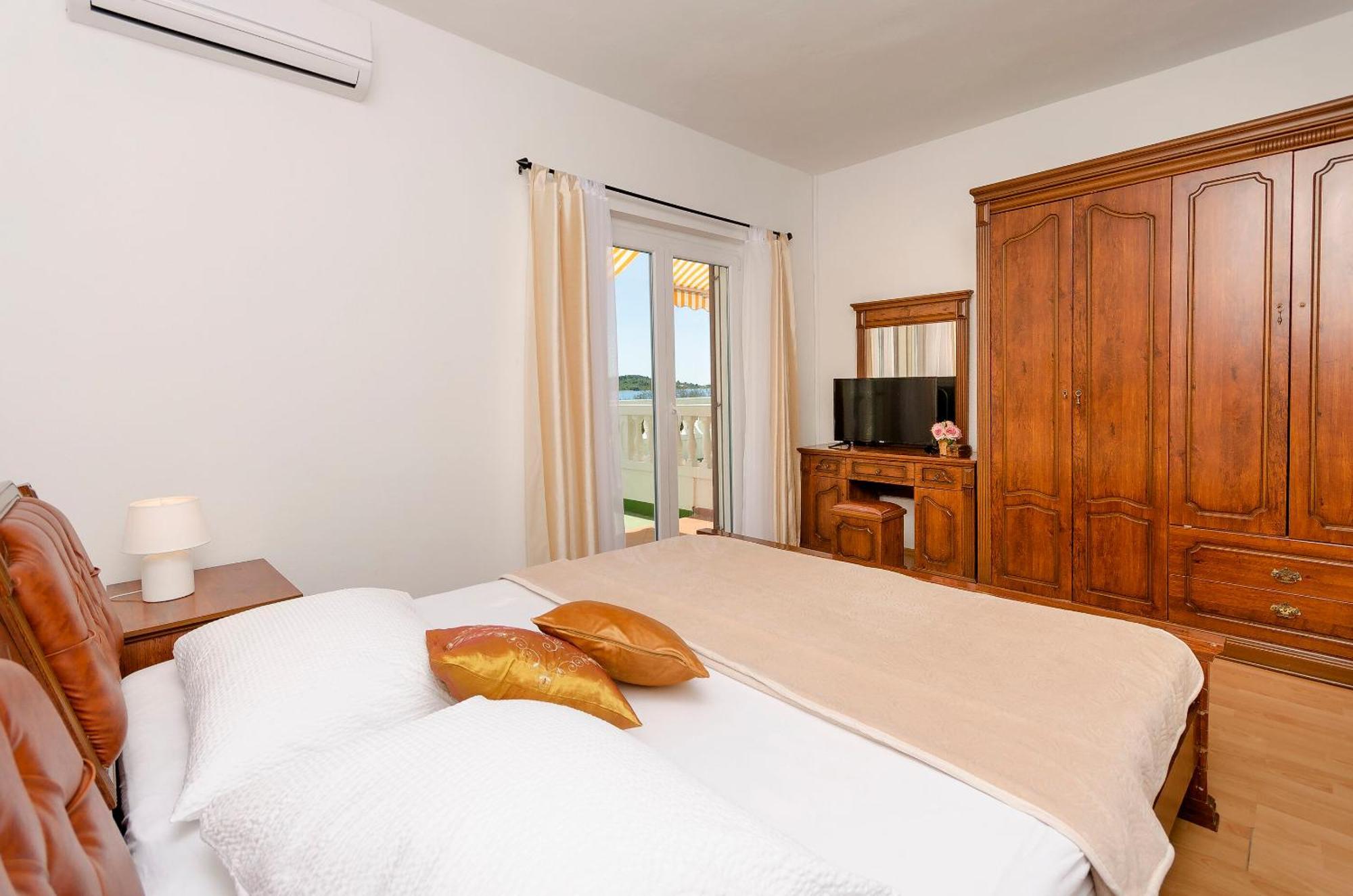 Apartment And Rooms Artina Vodice Kültér fotó